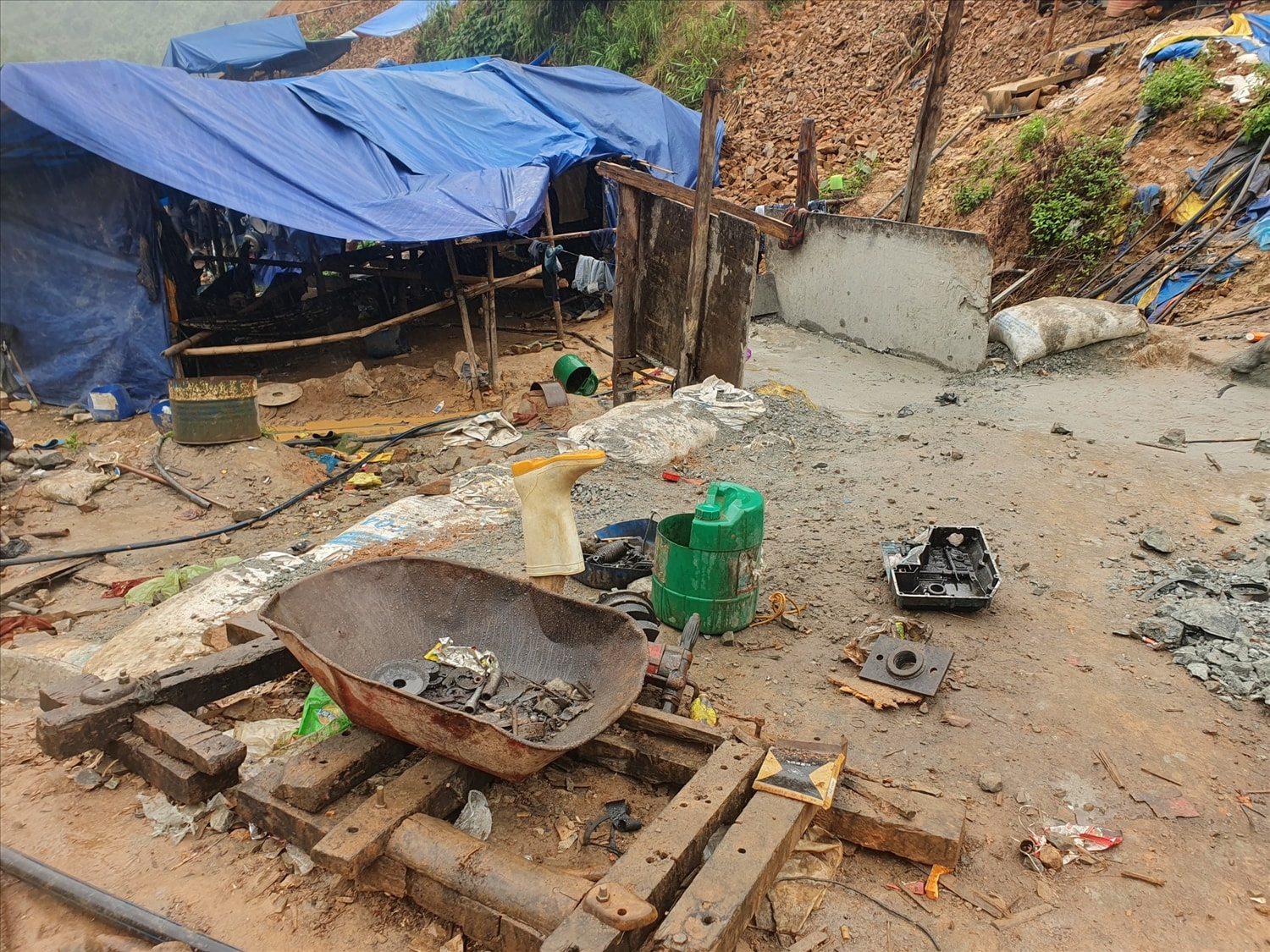 Máy móc, công cụ được nhóm vàng tặc đưa vào rừng để phục vụ việc đào đãi vàng Máy móc, công cụ được nhóm vàng tặc đưa vào rừng để phục vụ việc đào đãi vàng