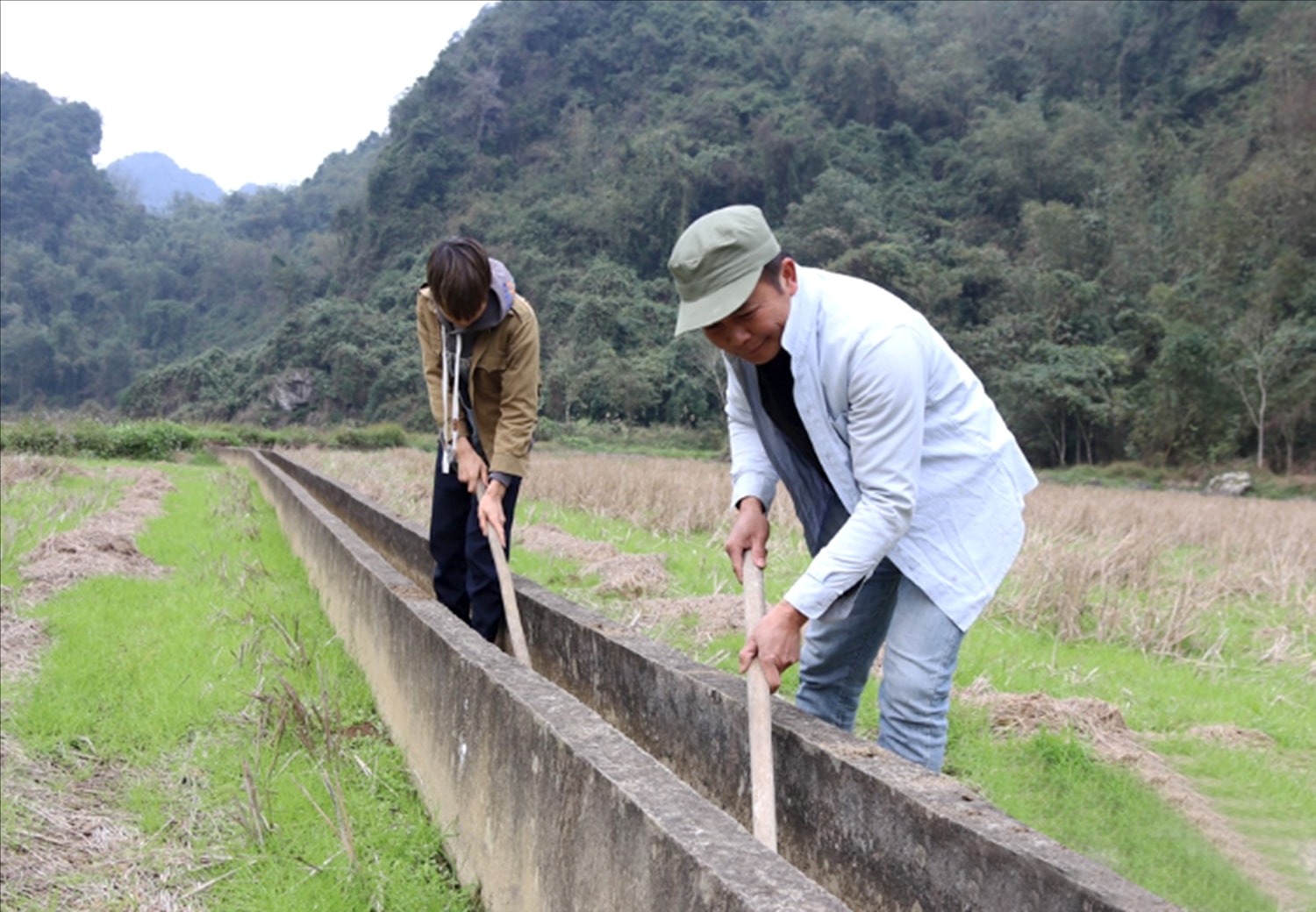 Người dân thôn Bản Cóong, xã Bình Phúc, huyện Văn Quan nạo vét kênh mương Người dân thôn Bản Cóong, xã Bình Phúc, huyện Văn Quan nạo vét kênh mương