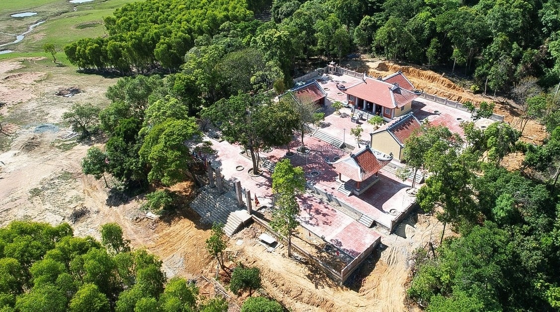 Đền thờ tưởng niệm liệt sĩ tại hồ Kẻ Gỗ nhìn từ trên cao Đền thờ tưởng niệm liệt sĩ tại hồ Kẻ Gỗ nhìn từ trên cao