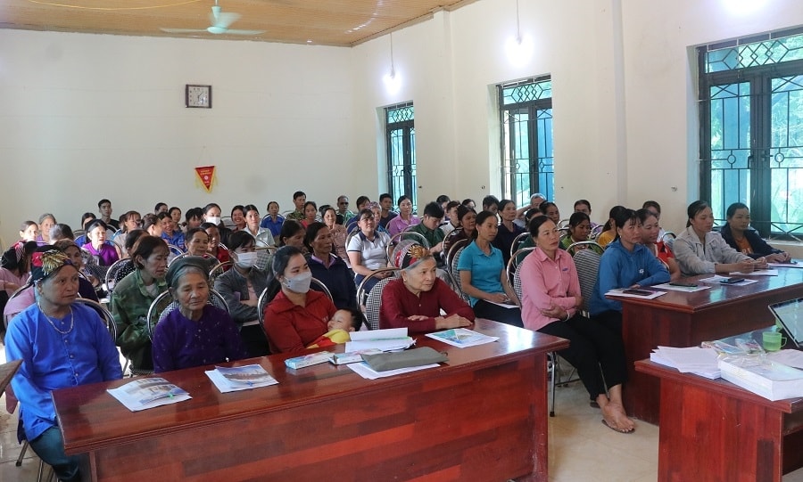 Người dân thôn Vựa Trong, xã Phong Vân, huyện Lục Ngạn tham dự buổi tuyên truyền, PBGDPL (năm 2023). Người dân thôn Vựa Trong, xã Phong Vân, huyện Lục Ngạn tham dự buổi tuyên truyền, PBGDPL (năm 2023).