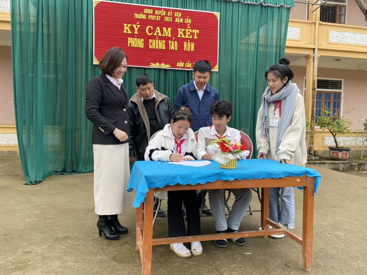 Trường phổ thông DTBT THCS Nậm Cắn tổ chức cho học sinh kí cam không vi phạm tảo hôn và hôn nhân cận huyết Trường phổ thông DTBT THCS Nậm Cắn tổ chức cho học sinh kí cam không vi phạm tảo hôn và hôn nhân cận huyết