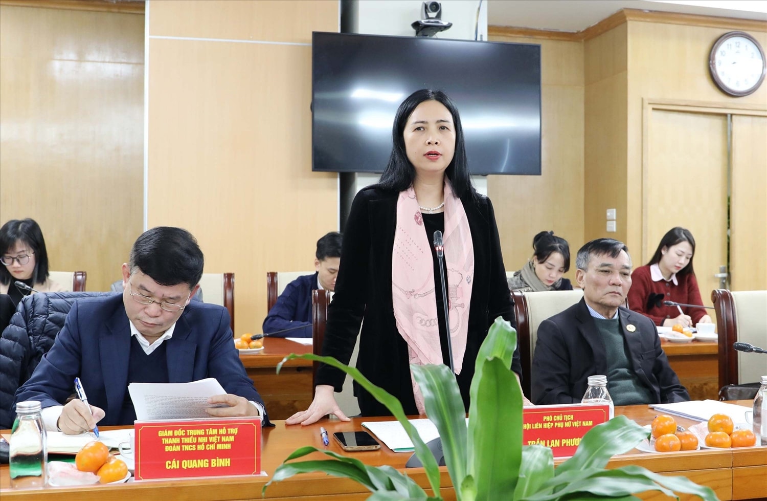 Phó Chủ tịch Hội LHPN Việt Nam Trần Lan Phương thảo luận tại Hội nghị giao ban ủy thác cho vay hộ nghèo và các đối tượng chính sách khác giữa NHCSXH với các tổ chức chính trị - xã hội năm 2023. Phó Chủ tịch Hội LHPN Việt Nam Trần Lan Phương thảo luận tại Hội nghị giao ban ủy thác cho vay hộ nghèo và các đối tượng chính sách khác giữa NHCSXH với các tổ chức chính trị - xã hội năm 2023.