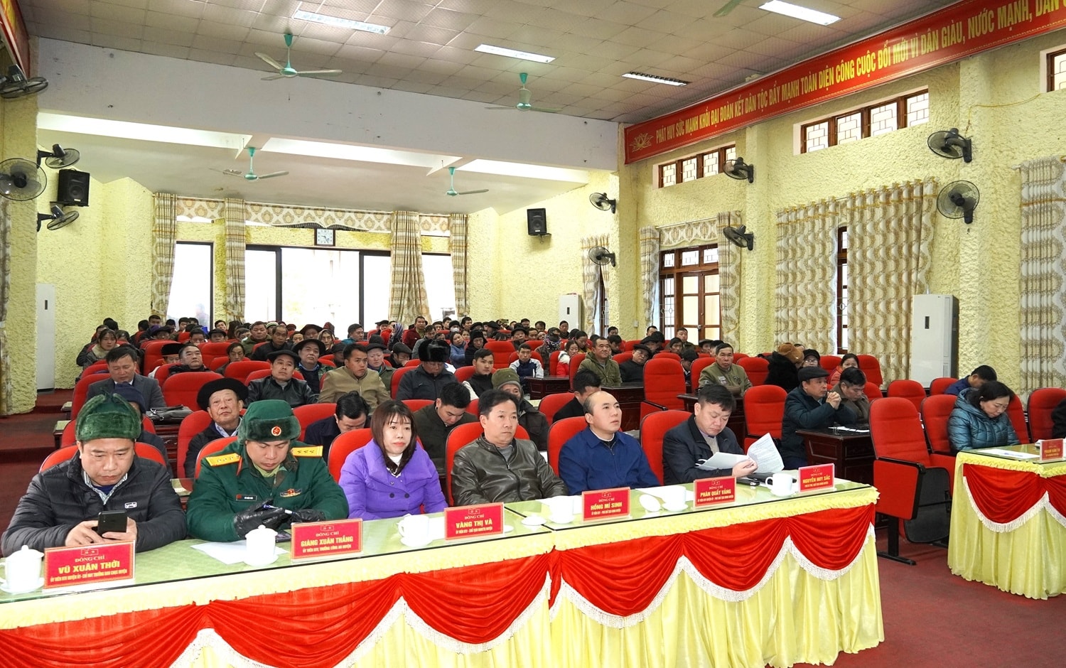 Các đại biểu, Bí thư Chi bộ, Trưởng thôn, Người có uy tín tham dự buổi gặp mặt. Các đại biểu, Bí thư Chi bộ, Trưởng thôn, Người có uy tín tham dự buổi gặp mặt.