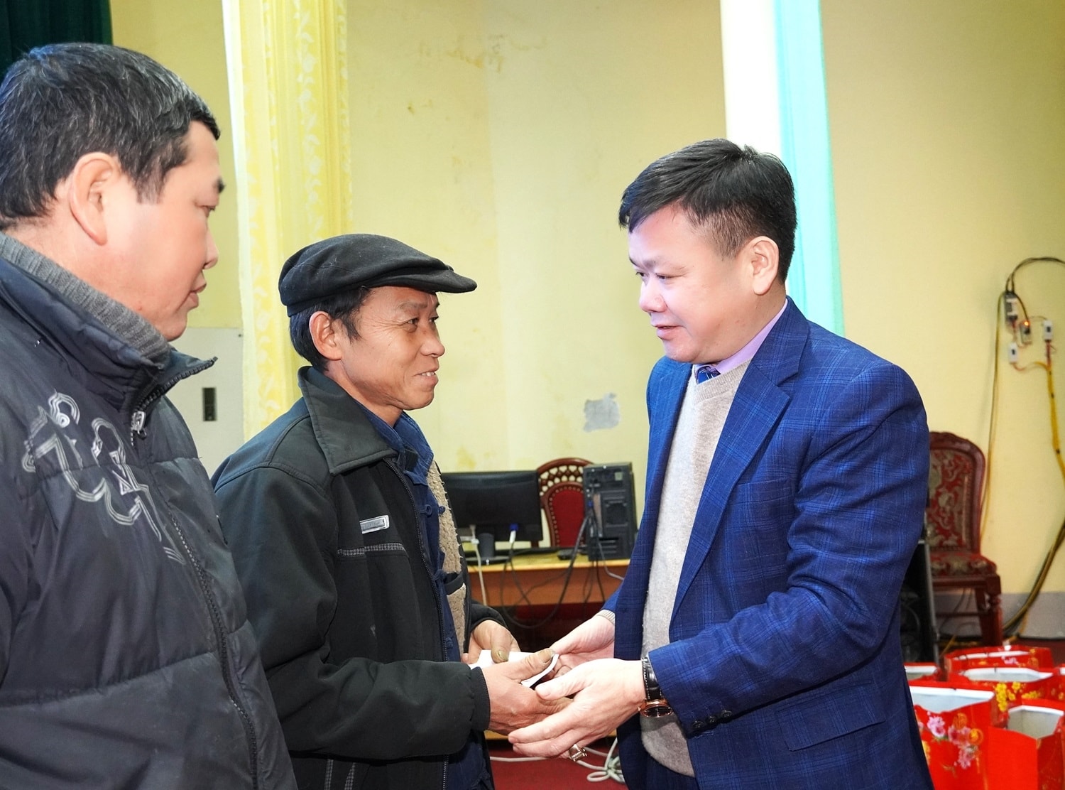 Đồng chí Nguyễn Huy Sắc, Phó Bí thư Huyện ủy, Chủ tịch UBND huyện Mèo Vạc (Hà Giang) trao tặng quà cho Người có uy tín dịp Tết Giáp Thìn 2024. Đồng chí Nguyễn Huy Sắc, Phó Bí thư Huyện ủy, Chủ tịch UBND huyện Mèo Vạc (Hà Giang) trao tặng quà cho Người có uy tín dịp Tết Giáp Thìn 2024.