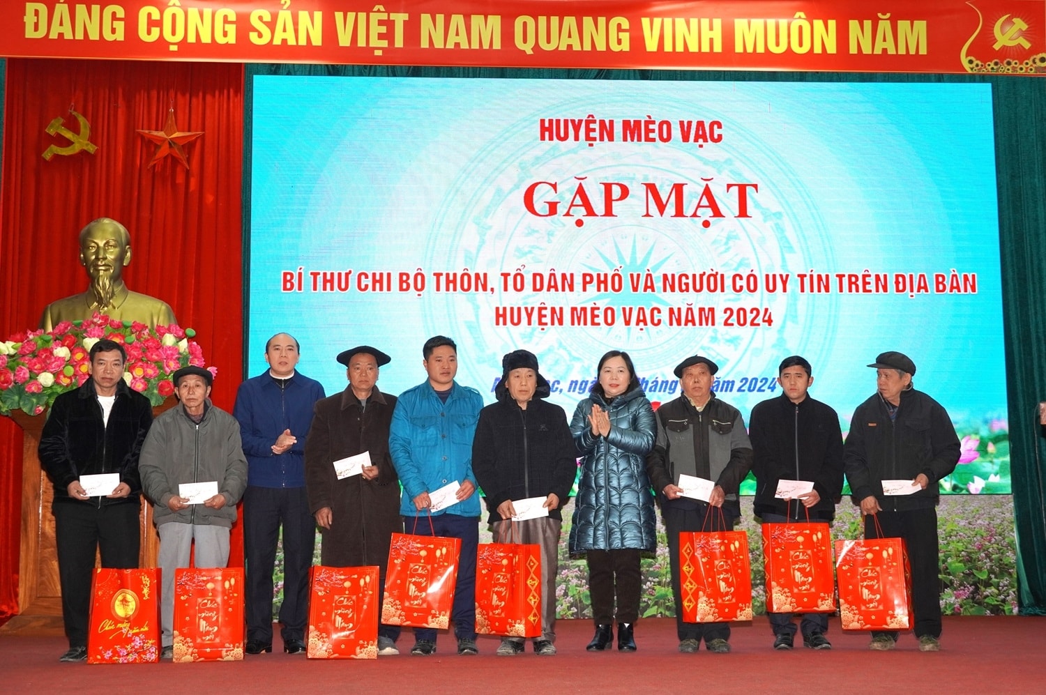 Đồng chí Vương Thị Thủy (đứng thứ 4 trên trái), Phó Bí thư Thường trực Huyện ủy Mèo Vạc (Hà Giang) tặng quà cho các Bí thư Chi bộ, Trưởng thôn, Người có uy tín của huyện dịp Tết Giáp Thìn 2024. Phó Bí thư Thường trực Huyện ủy Mèo Vạc Vương Thị Thủy (đứng thứ 4 trên trái) tặng quà cho các Bí thư Chi bộ, Trưởng thôn, Người có uy tín của huyện dịp Tết Giáp Thìn 2024