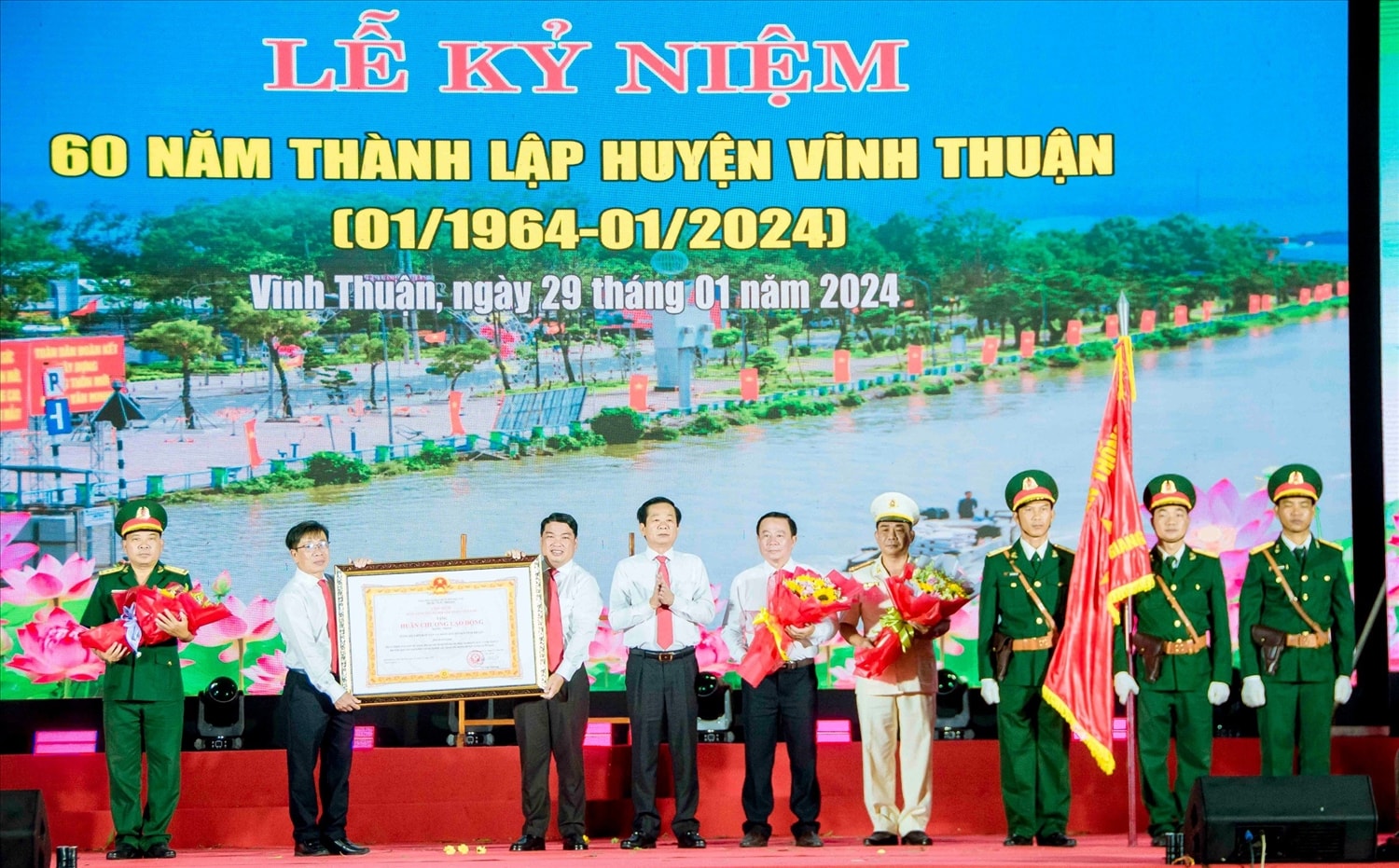 Thừa ủy quyền của Chủ tịch nước, Bí thư Tỉnh ủy Kiên Giang Đỗ Thanh Bình đã trao Huân chương Lao động hạng Nhất cho Đảng bộ, chính quyền và Nhân dân huyện Vĩnh Thuận Thừa ủy quyền của Chủ tịch nước, Bí thư Tỉnh ủy Kiên Giang Đỗ Thanh Bình đã trao Huân chương Lao động hạng Nhất cho Đảng bộ, chính quyền và Nhân dân huyện Vĩnh Thuận