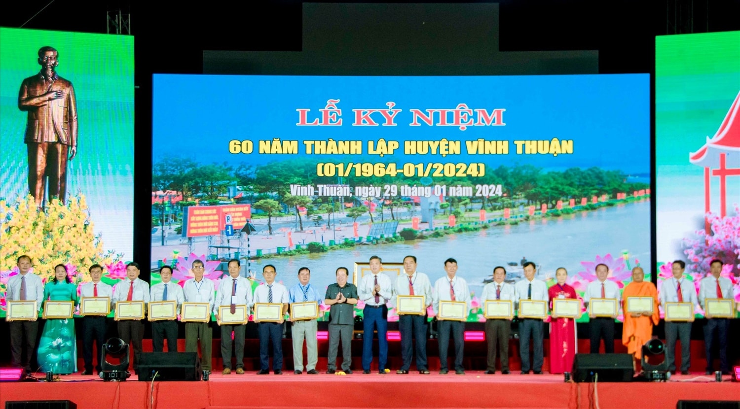 Phó Bí thư Thường trực Tỉnh ủy Mai Văn Huỳnh và Phó Chủ tịch UBND tỉnh Nguyễn Lưu Trung trao Bằng khen của UBND tỉnh Kiên Giang cho 18 cá nhân Phó Bí thư Thường trực Tỉnh ủy Mai Văn Huỳnh và Phó Chủ tịch UBND tỉnh Nguyễn Lưu Trung trao Bằng khen của UBND tỉnh Kiên Giang cho 18 cá nhân