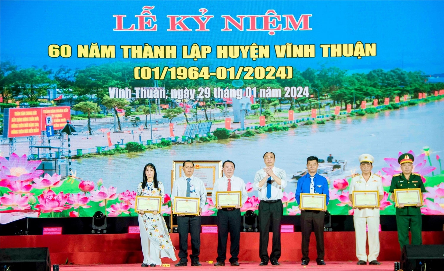 Chủ tịch UBND tỉnh Kiên Giang Lâm Minh Thành trao Bằng khen của UBND tỉnh Kiên Giang cho 6 tập thể Chủ tịch UBND tỉnh Kiên Giang Lâm Minh Thành trao Bằng khen của UBND tỉnh Kiên Giang cho 6 tập thể