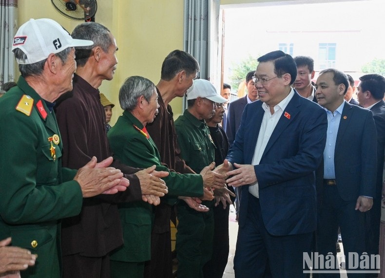 Chủ tịch Quốc hội Vương Đình Huệ với các gia đình chính sách, người có công tại chương trình. (Ảnh: DUY LINH)