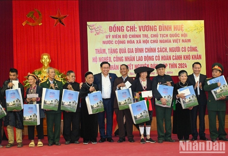 Chủ tịch Quốc hội Vương Đình Huệ và Bí thư Tỉnh ủy Yên Bái Đỗ Đức Duy tặng quà cho các hộ gia đình chính sách, người có công. (Ảnh: DUY LINH)