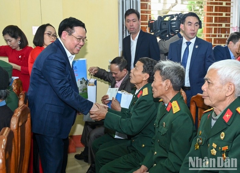Chủ tịch Quốc hội Vương Đình Huệ tặng quà cho các gia đình chính sách, người có công, hộ nghèo, công nhân, người lao động có hoàn cảnh khó khăn và nạn nhân chất độc da cam tại chương trình. (Ảnh: DUY LINH)