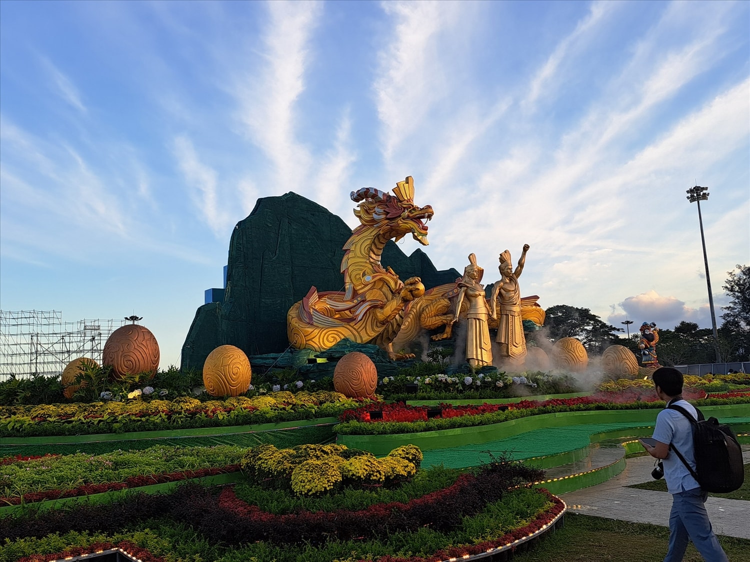 Các chi tiết ở tượng linh vật chính được sắp đặt có bố cục chặt chẽ với hình tượng Lạc Long Quân và Âu Cơ ở trung tâm mặt chính diện, bên trên là tượng rồng oai phong màu vàng đồng làm tông chủ đạo