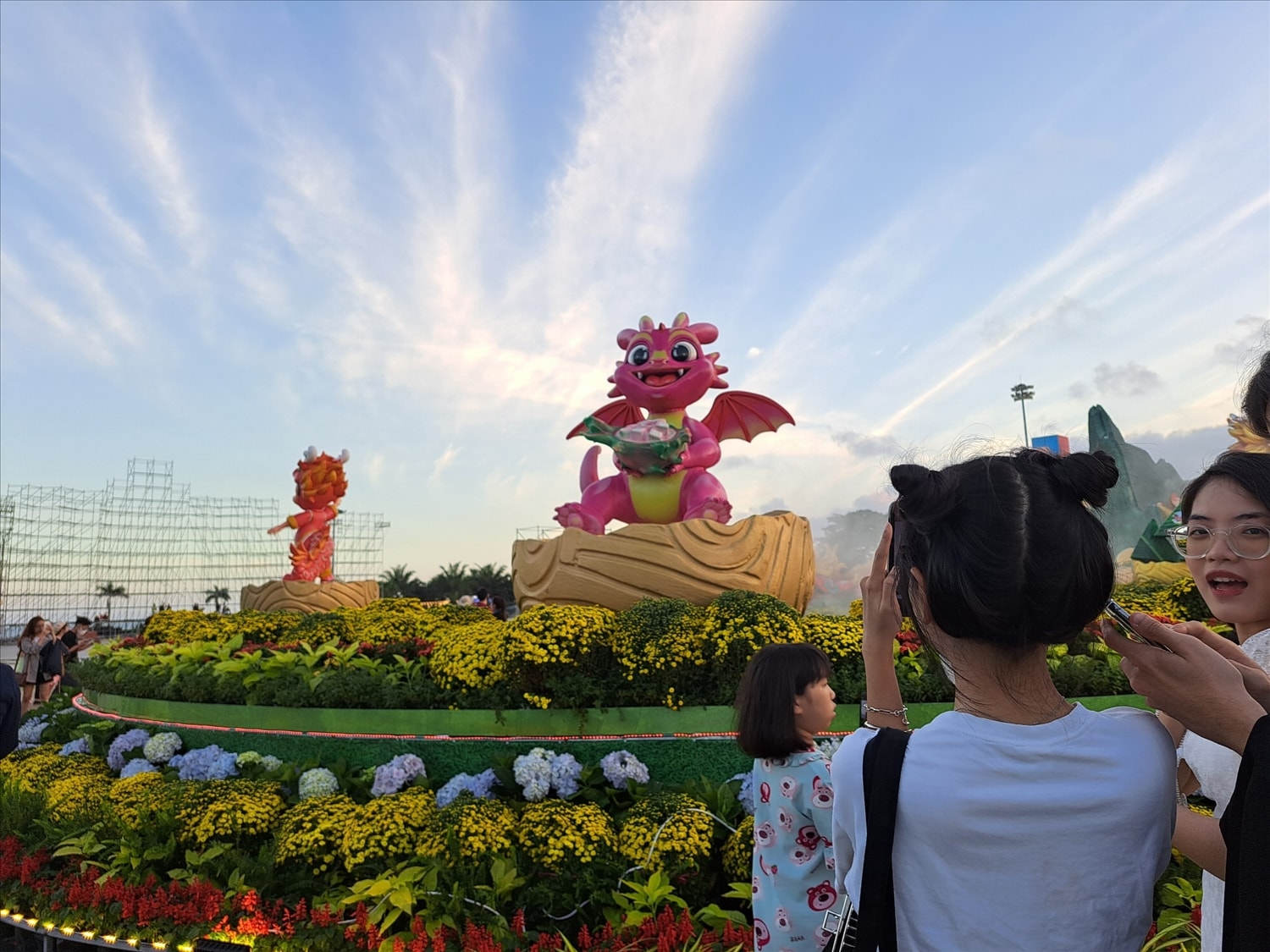 Ngay sau khi khai trương cụm linh vật, hàng trăm người dân đã đến du xuân, chụp hình với linh vật rồng nhằm mong một năm may mắn, vui vẻ