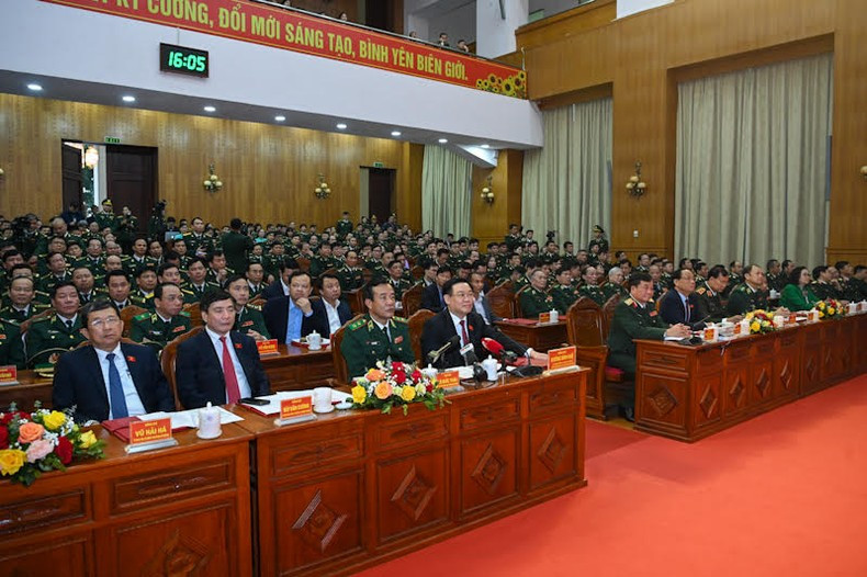 Chủ tịch Quốc hội Vương Đình Huệ thăm hỏi, nói chuyện trực tuyến với cán bộ, chiến sĩ bộ đội biên phòng trên cả nước. (Ảnh: DUY LINH) Chủ tịch Quốc hội Vương Đình Huệ thăm hỏi, nói chuyện trực tuyến với cán bộ, chiến sĩ bộ đội biên phòng trên cả nước. (Ảnh: DUY LINH)