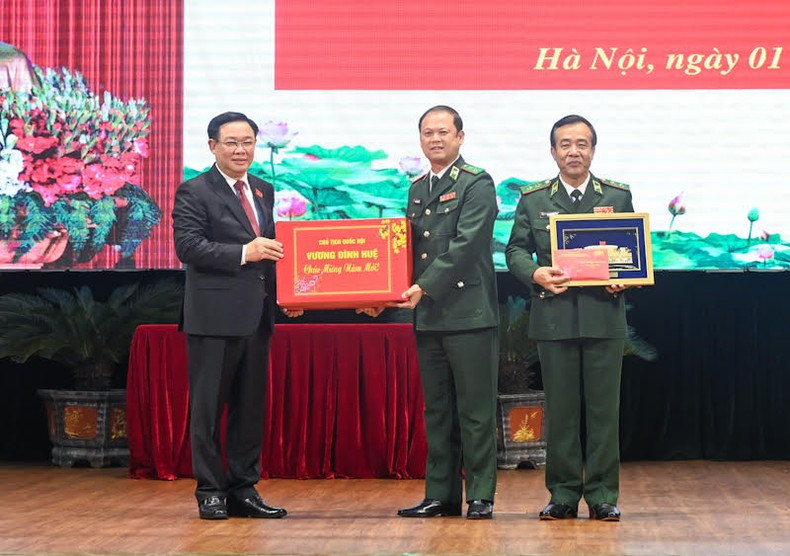 Chủ tịch Quốc hội Vương Đình Huệ trao quà tặng Bộ Tư lệnh Bộ đội Biên phòng. (Ảnh: DUY LINH) Chủ tịch Quốc hội Vương Đình Huệ trao quà tặng Bộ Tư lệnh Bộ đội Biên phòng. (Ảnh: DUY LINH)