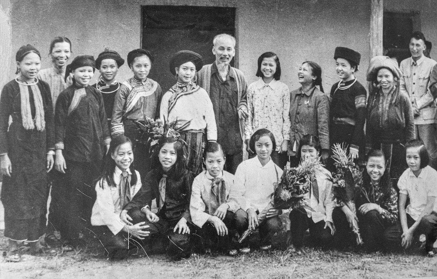 Bác Hồ với Phụ nữ các dân tộc Lào Cai 1958 Bác Hồ với Phụ nữ các dân tộc Lào Cai 1958