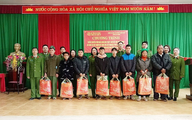 Phòng Cảnh sát Kinh tế Công an tỉnh Hà Giang trao quà Tết cho các hộ gia đình chính sách trên địa bàn Phòng Cảnh sát Kinh tế Công an tỉnh Hà Giang trao quà Tết cho các hộ gia đình chính sách trên địa bàn