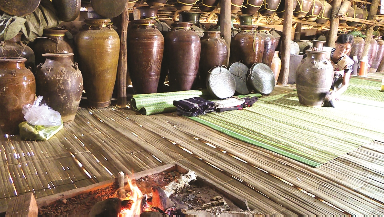 Bà Ka Dít nâng niu, gìn giữ ché cổ
