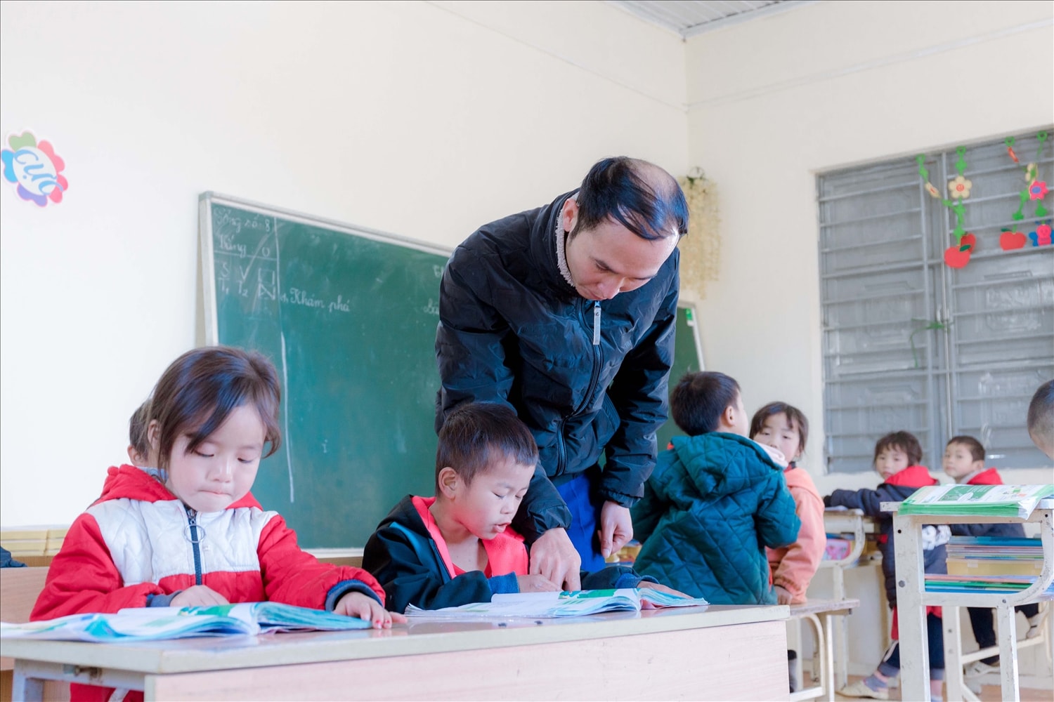 Thầy giáo Dương Đình Khôi bên các cô cậu trò nhỏ
