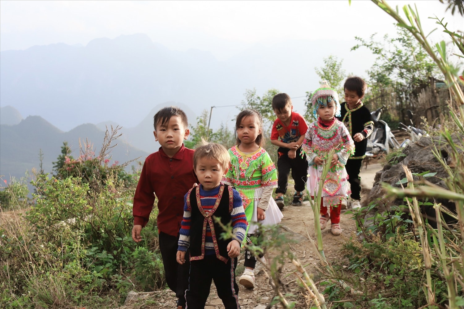 Những em học sinh thôn Giàng Sán líu ríu tới trường