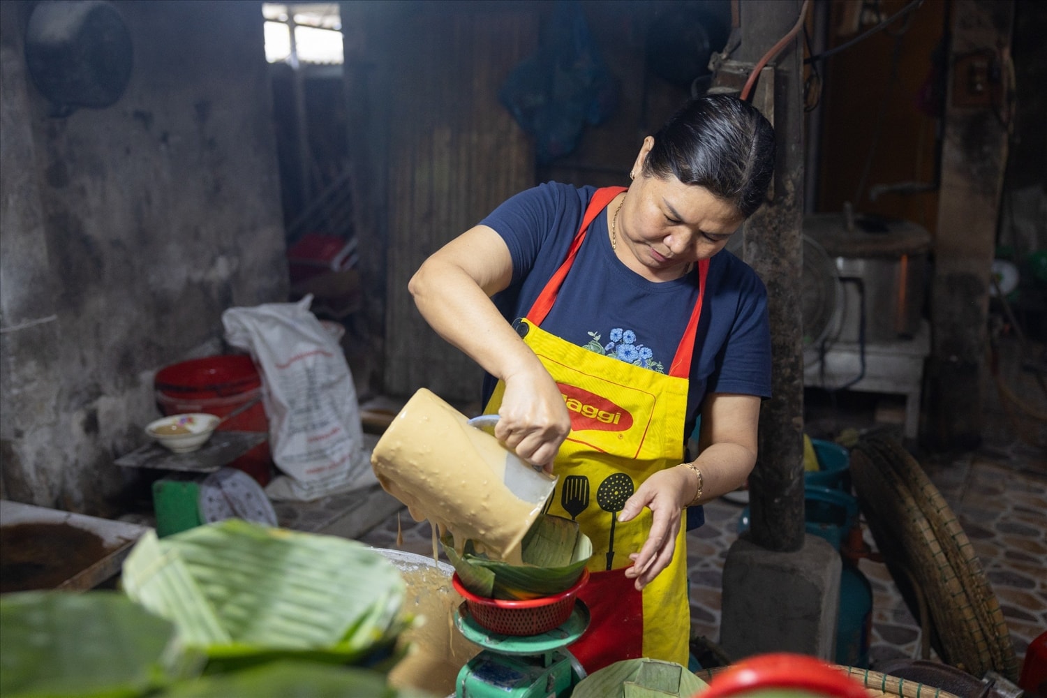 Bắt đầu giữa tháng Chạp, làng bánh tổ Nghĩa Hiệp (thị trấn Ái Nghĩa, huyện Đại Lộc) lại tất bật với những mẻ bánh lớn để kịp giao cho khách đặt về đón Tết Nguyên đán 2024