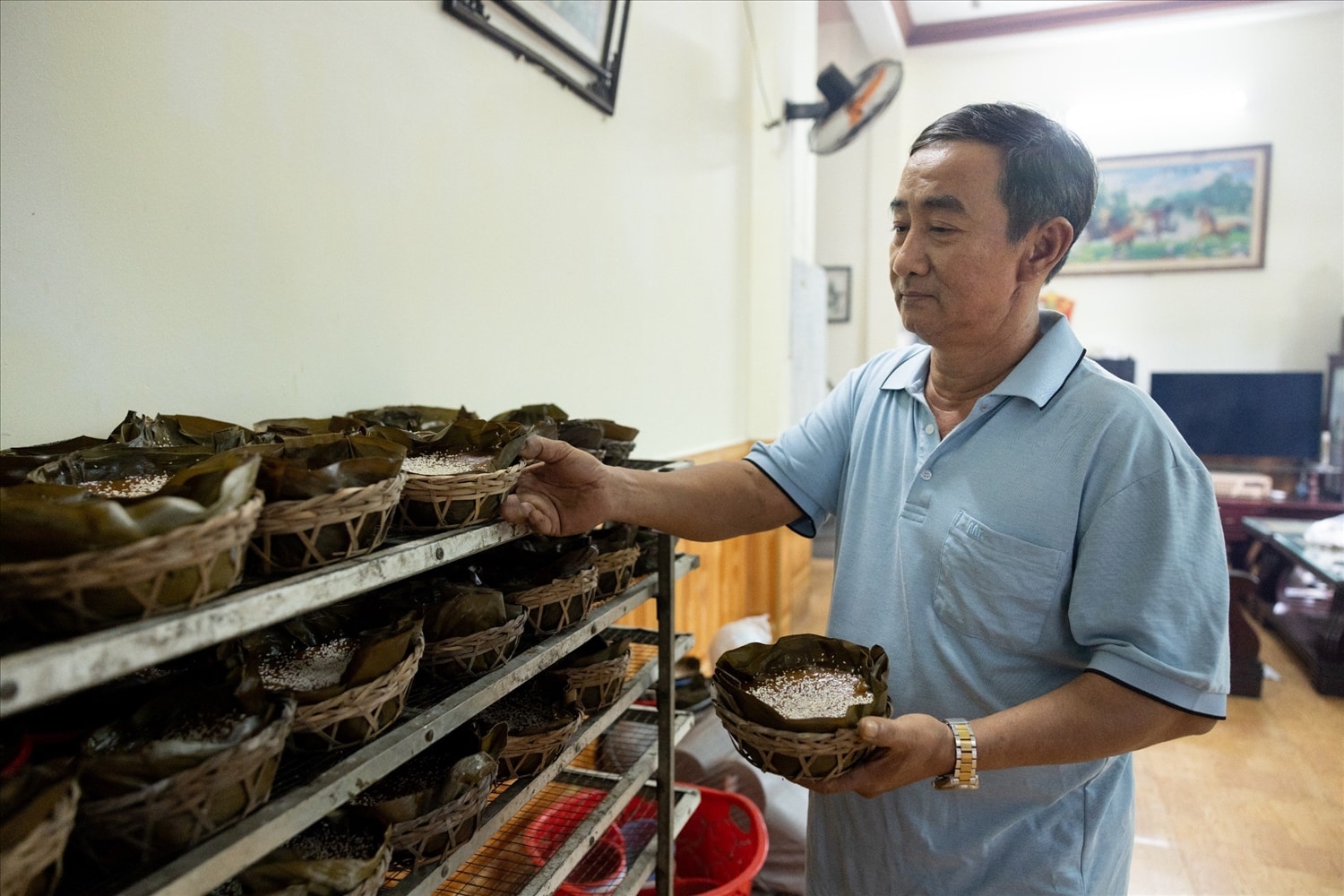 Ông Lê Phước Trực (54 tuổi, làng bánh Nghĩa Hiệp) cho biết, chiếc bánh tổ được làm từ nguyên liệu vốn có của vùng quê như nếp, đường đen, gừng, mè. Trong đó việc lựa chọn nếp ngon, dẻo, thơm là điều quan trọng tạo nên chiếc bánh ngon