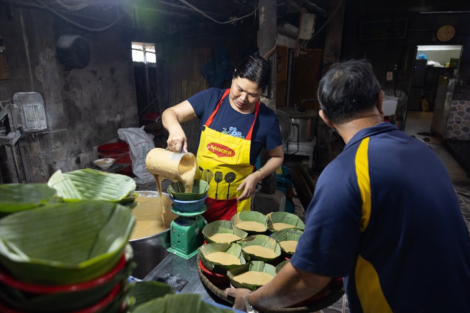Công đoạn để làm bánh gồm xay bột, trộn bột với đường đã nước đường đen và gừng dã nhuyễn theo tỉ lệ nhất định. Sau đó đổ bánh vào khuôn lá và hấp trong vòng 4 tiếng. Khi bánh tổ vừa mới ra lò sẽ được rắc lên một lớp mè trắng, để nguội đến khi bánh khô lại là dùng được