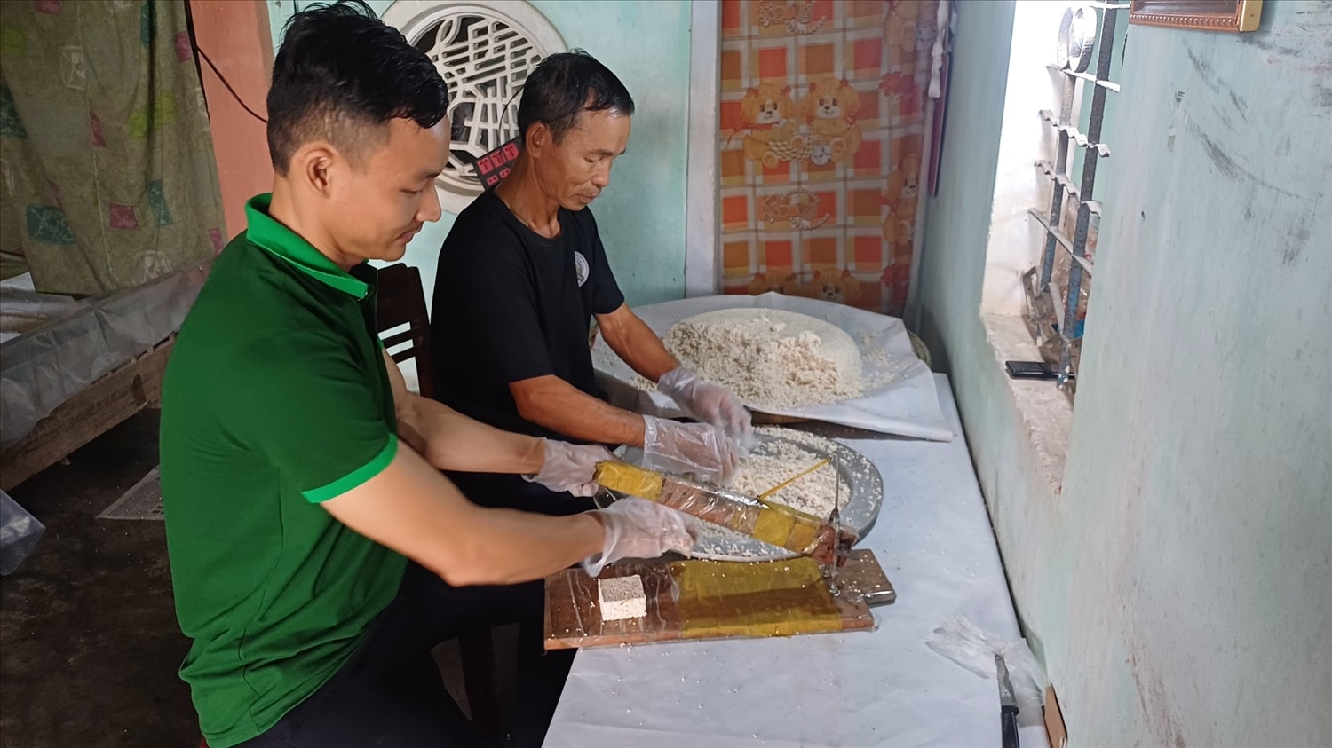“Để làm bánh nổ thơm ngon, mềm dẻo, người làm bánh thường chọn nếp bầu đã được phơi khô và mang đi rang. Sau đó, trộn đều hỗn hợp nếp đã xay với đường cát đã thắng gừng lại với nhau và bắt đầu cho vào khuôn để in bánh và mang bánh đi sấy trên lửa than khoảng 3 giờ đồng hồ” ông Võ Hữu Lâm (người có thâm niên làm bánh nổ ở xã Duy Châu) chia sẻ