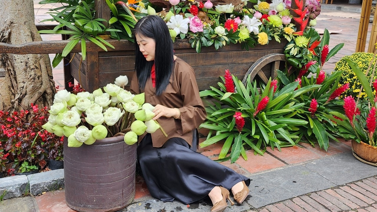 Ngưười dân và du khách hào hứng chụp ảnh check in Ngưười dân và du khách hào hứng chụp ảnh check in