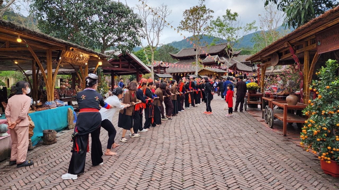 Nhiều trò chơi dân gian thu hút đông đảo người dân và khách du lịch tham gia hưởng ứng Nhiều trò chơi dân gian thu hút đông đảo người dân và khách du lịch tham gia hưởng ứng
