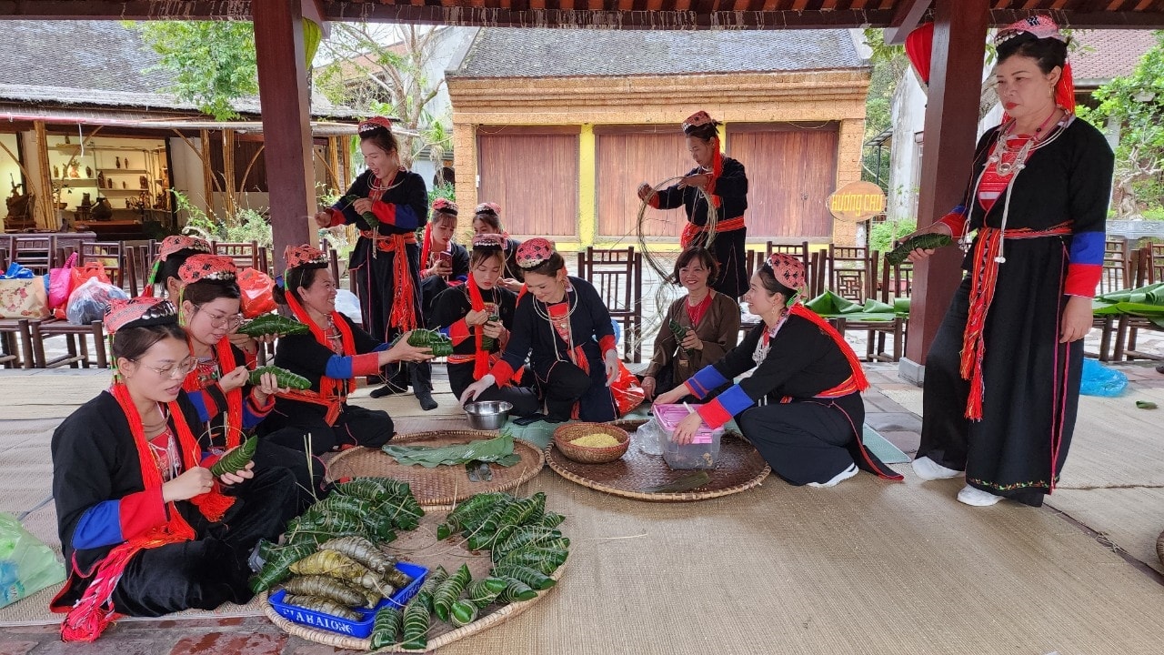 Người Dao Thanh Y của xã Thượng Yên Công hào hứng tham gia gói bánh Người Dao Thanh Y của xã Thượng Yên Công hào hứng tham gia gói bánh