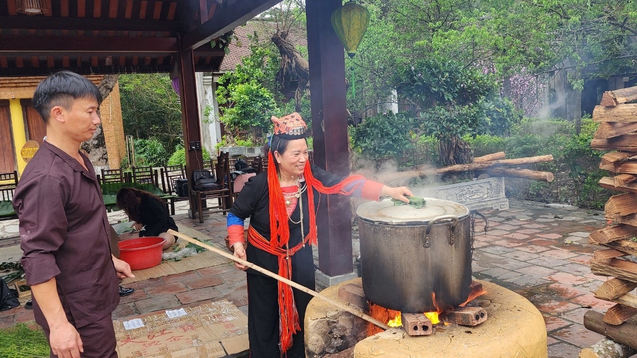 Nồi bánh chưng Tết đang được nấu và trông ngay tại chương trình Nồi bánh chưng Tết đang được nấu và trông ngay tại chương trình