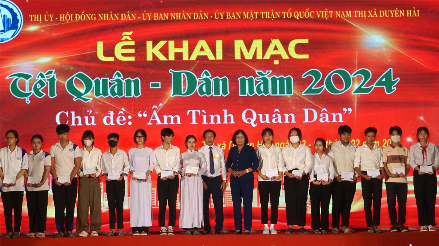 Bà Nguyễn Thị Khá - Chủ Tịch hội khuyến học tỉnh Trà Vinh và ông  Nguyễn Văn Lánh-Thị ủy viên- Phó Chủ tịch UBND thị xã  trao học bổng cho các em học sinh vượt khó học giỏi 