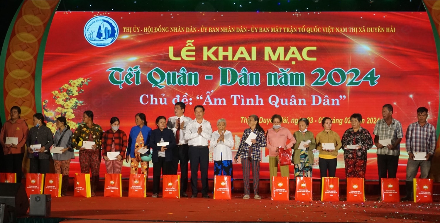 Ông Đặng Quốc Khởi, Ủy viên Ban Thường vụ Tỉnh ủy, Trưởng Ban Nội chính tỉnh ủy trao 15 phần quà đến các gia đình khó khăn từ Quỹ vì người nghèo Trung ương 