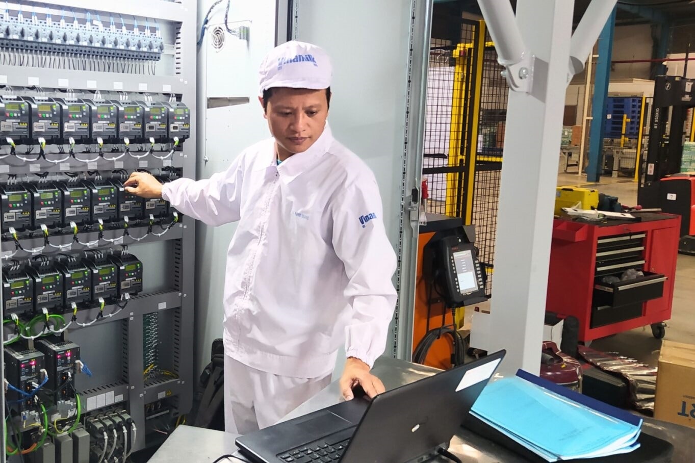 Anh Đỗ Hồng Quảng - Nhân viên Kỹ thuật cơ điện, tự động hóa và thực hiện dự án Vinamilk. Anh Đỗ Hồng Quảng - Nhân viên Kỹ thuật cơ điện, tự động hóa và thực hiện dự án Vinamilk.