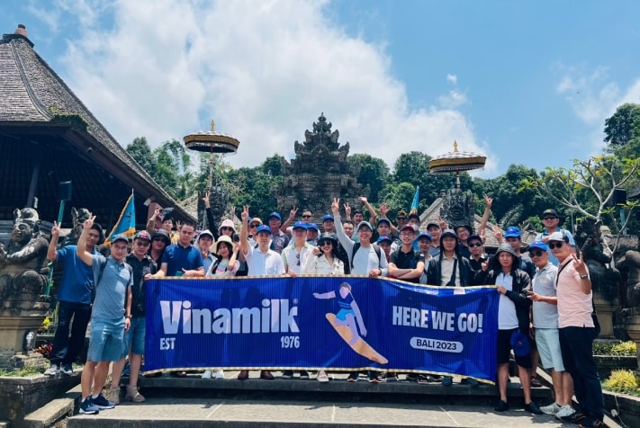 Hơn 1.000 thành viên gắn bó trên 10 năm tại Vinamilk đã tham gia chuyến team building khám phá Bali (Indonesia), Singapore, Phú Quốc trong năm 2023. Hơn 1.000 thành viên gắn bó trên 10 năm tại Vinamilk đã tham gia chuyến team building khám phá Bali (Indonesia), Singapore, Phú Quốc trong năm 2023.