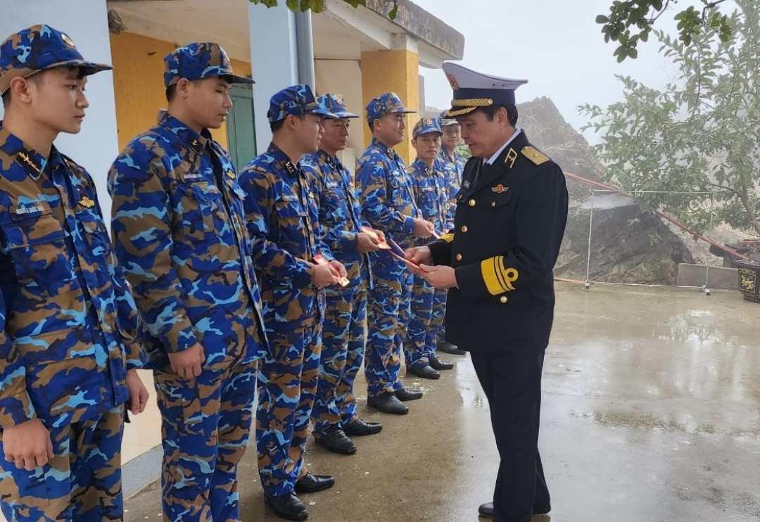 Tư lệnh Vùng 1 Hải quân Vũ Văn Nam động viên cán bộ, chiến sỹ đảo xa dịp Tết đến, xuân về