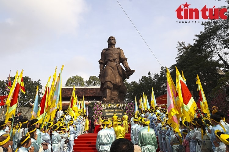 Các nghi lễ như: Tế lễ, rước kiệu hoàng đế Quang Trung và hoàng hậu Lê Ngọc Hân được các đoàn tế lễ tiến hành trang trọng. Các nghi lễ như: Tế lễ, rước kiệu hoàng đế Quang Trung và hoàng hậu Lê Ngọc Hân được các đoàn tế lễ tiến hành trang trọng.