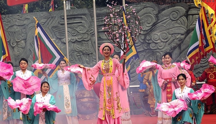 Trong lễ hội, người dân được ôn lại truyền thống hào hùng cùng ý nghĩa lịch sử to lớn của Chiến thắng Ngọc Hồi - Đống Đa. Trong lễ hội, người dân được ôn lại truyền thống hào hùng cùng ý nghĩa lịch sử to lớn của Chiến thắng Ngọc Hồi - Đống Đa.