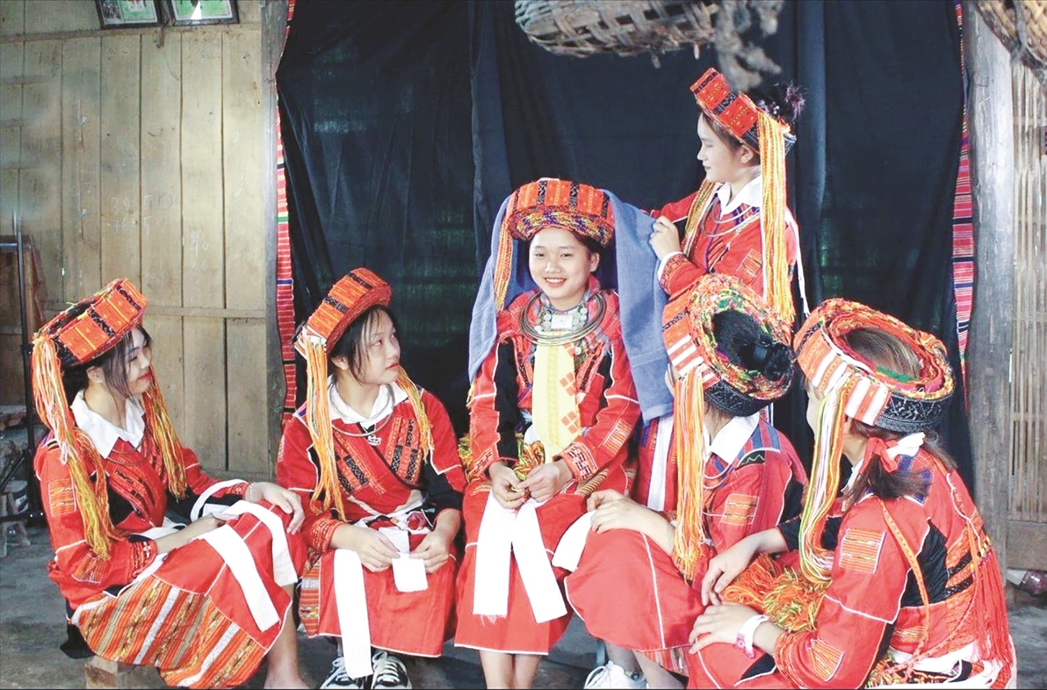 Văn hóa tiếp tục đóng vai trò quan trọng cho sự phát triển của đất nước. (Trong ảnh: Phụ nữ dân tộc Pà Thẻn giữ gìn trang phục truyền thống) Văn hóa tiếp tục đóng vai trò quan trọng cho sự phát triển của đất nước. (Trong ảnh: Phụ nữ dân tộc Pà Thẻn giữ gìn trang phục truyền thống)