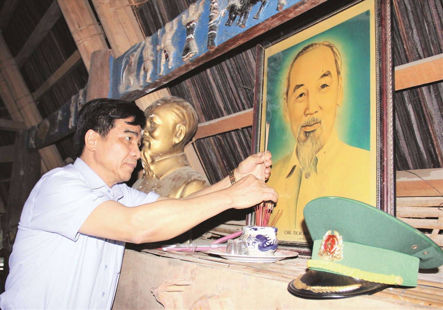 Phó Bí thư Thường trực Tỉnh ủy Quảng Nam Lê Văn Dũng  dâng hương bên bàn thờ Bác Hồ  tại Gươl xã Lăng, huyện Tây Giang.  (Ảnh: ALăng Ngước)