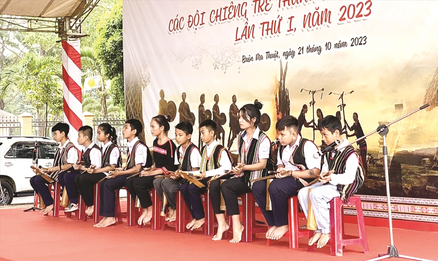 Tiết mục diễn tấu ching kram tại Liên hoan các đội chiêng trẻ  TP. Buôn Ma Thuột