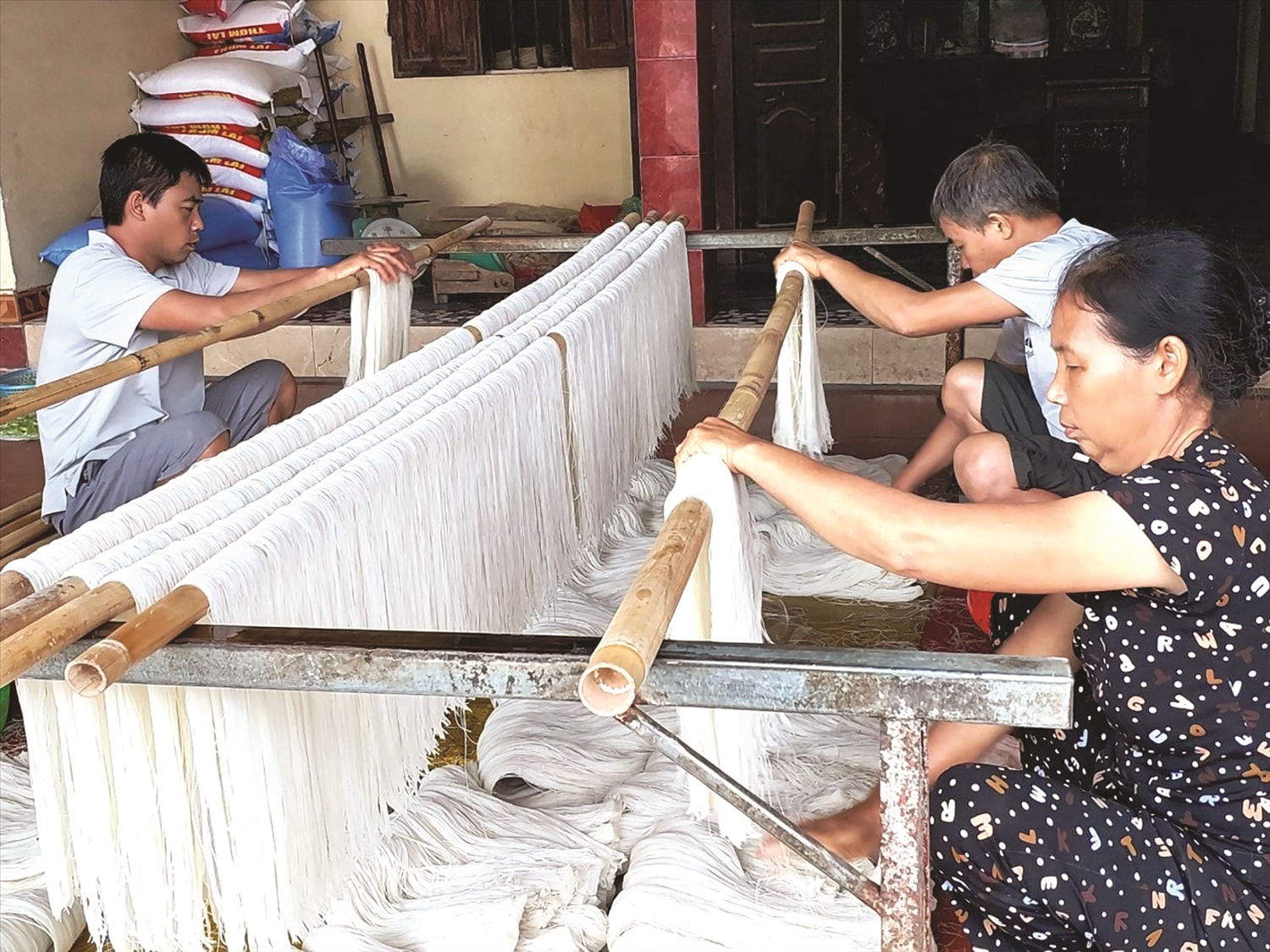 Nghề làm mỳ gạo truyền thống được người dân Hùng Lô gìn giữ