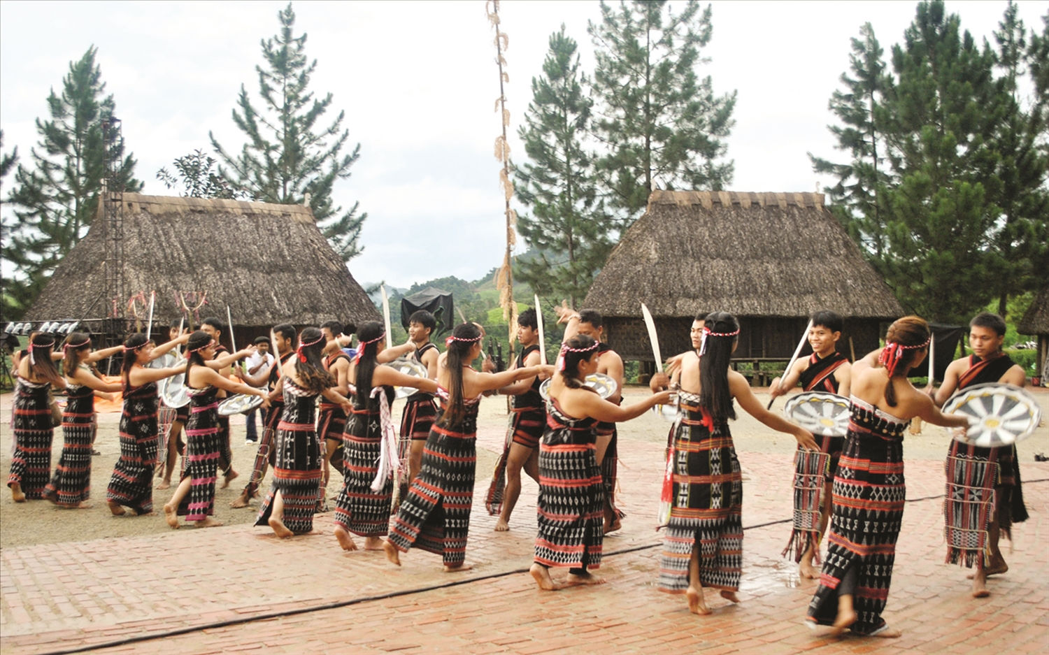 Nhờ công lao của Đảng, Bác Hồ, đồng bào Cơ Tu  có cuộc sống ấm no, hạnh phúc