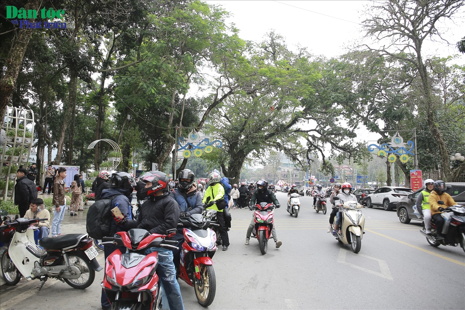 Từ cột mốc số km 0, một hành trình đến Cao nguyên đá được bắt đầu, hành trình đưa khách du lịch từ thành phố Hà Giang lên Công viên Địa chất Toàn cầu - Cao nguyên đá Đồng Văn, Quản Bạ, Yên Minh, Đồng Văn, Mèo Vạc với những địa điểm tham quan nổi tiếng tại Hà Giang như Cột cờ Lũng Cú, Dinh Vua Mèo, Phố cổ Đồng Văn, Đèo Mã Pí Lèng, Chợ tình Khâu Vai thu hút hàng vạn người mỗi năm lên chiêm ngưỡng, khám phá. 