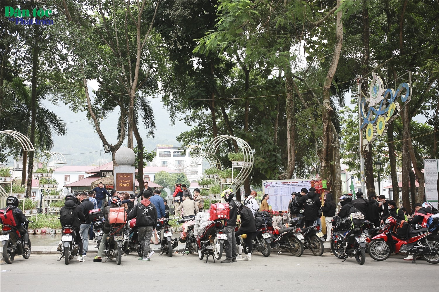 Một trong những điểm đặc biệt nữa khiến cột mốc km số 0 trở nên nối tiếng đối với khách du lịch là do vị trí của nó. Nếu như các cột mốc khác nằm ở những nơi hoang vu, phải mất nhiều công sức mới có thể di chuyển lên được thì cột mốc km số 0 tại Hà Giang lại khác. Nó lại nằm ngay trung tâm thành phố Hà Giang, nơi tập trung dân cư đông đúc, dễ dàng tìm thấy.
