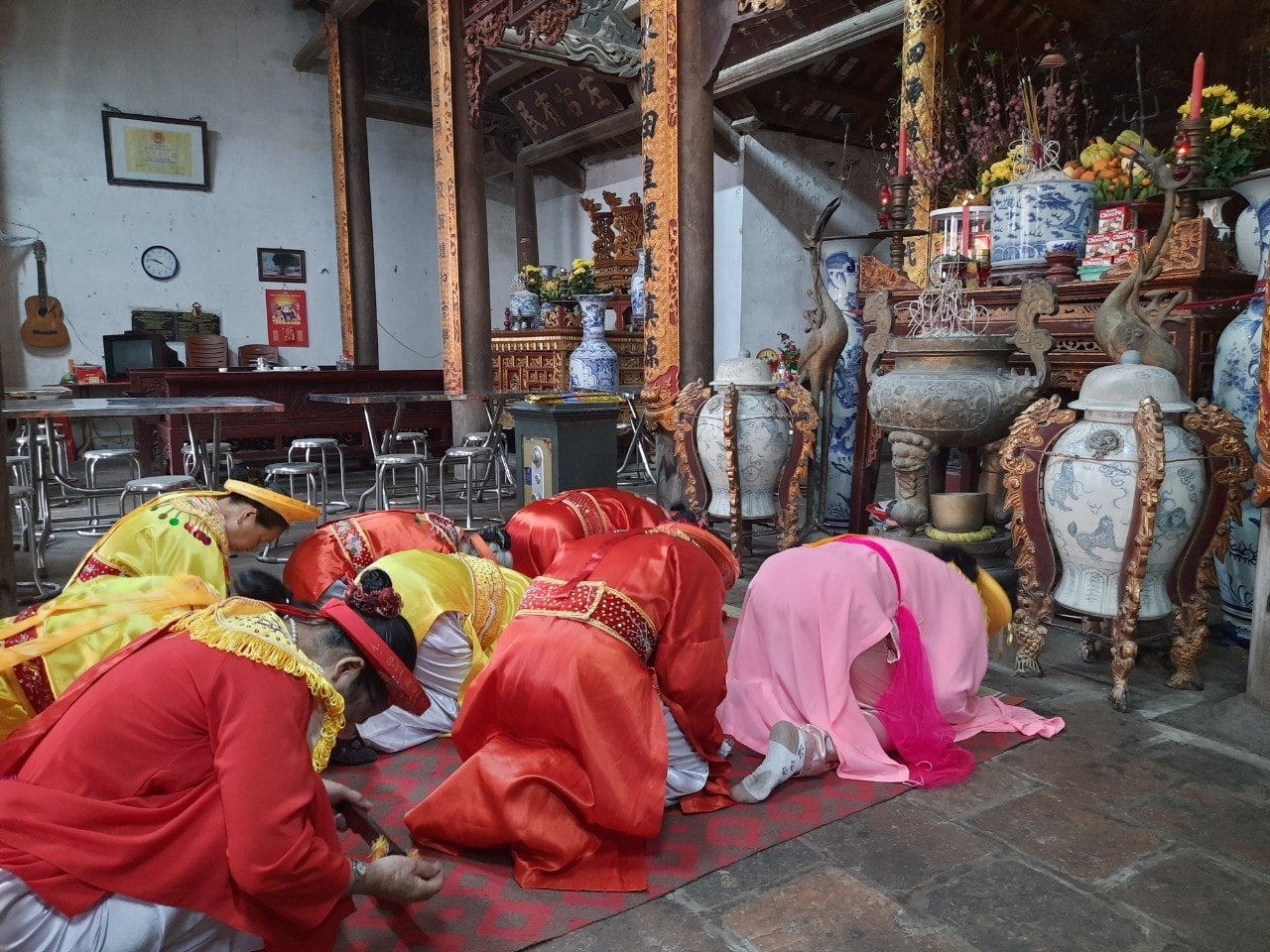 Nguồn nước sông Hồng đựng trong chóe được người dân rước về đình làng để thờ cúng trong năm