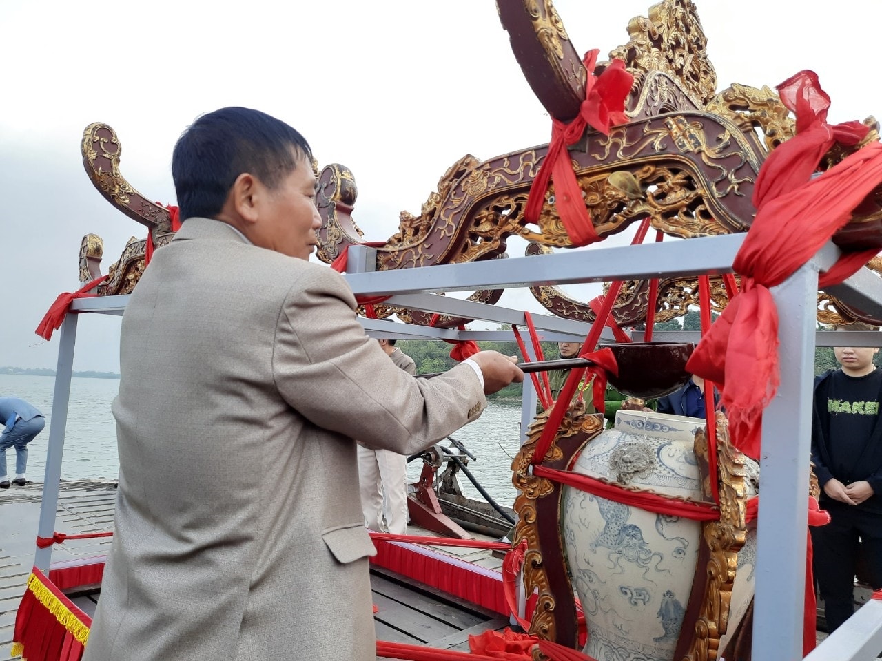 Nước được múc lên và đựng vào chóe lớn