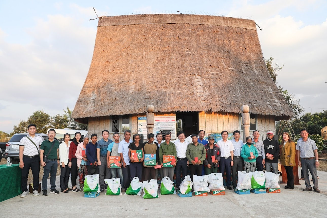 Vietcombank mang quà Tết đến với đồng bào dân tộc thiểu số tại tỉnh Kon Tum Vietcombank mang quà Tết đến với đồng bào dân tộc thiểu số tại tỉnh Kon Tum