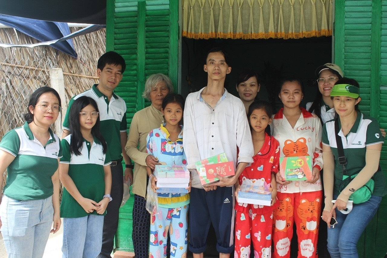 Vietcombank tặng quà Tết người nghèo tại tỉnh Tiền Giang Vietcombank tặng quà Tết người nghèo tại tỉnh Tiền Giang